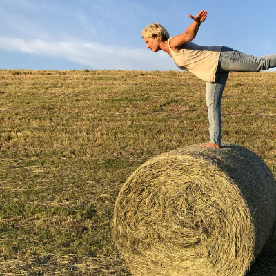 Beate balanciert auf einem Heuballen — Embodiment und Bewegung