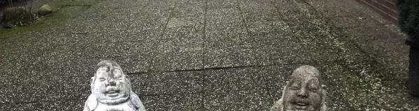 Zwei Buddha-Figuren — Mediation und Balance