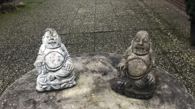 Zwei Buddha-Figuren — Mediation und Balance