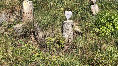 Herzen auf Steinen in der Natur — Verbindung