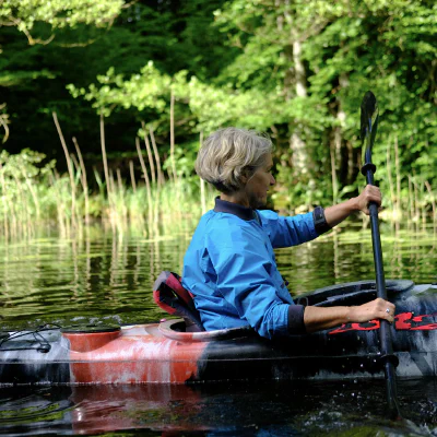 Kajak auf einem ruhigen Gewässer in der Natur
