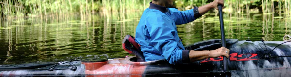 Kajak fahren in der Natur — Teamarbeit