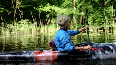 Kajak fahren in der Natur — Teamarbeit