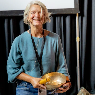 Beate bei einer Konferenzeröffnung mit Klangschale