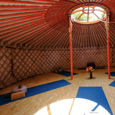 Beate bei der Meditation in einer Jurte